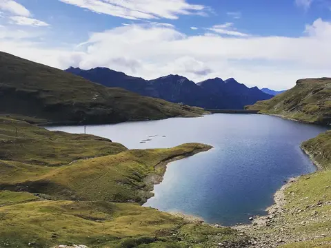 Il lago Busin tra i pascoli