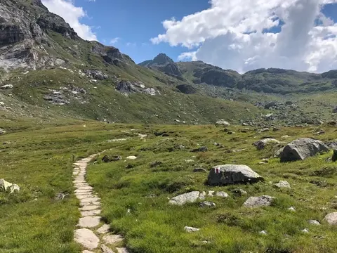 Il sentiero lastricato nella valle