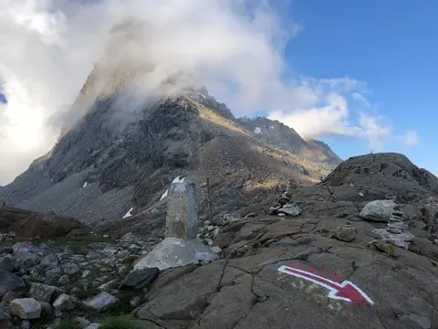 Il passo della Rossa tra le nuvole