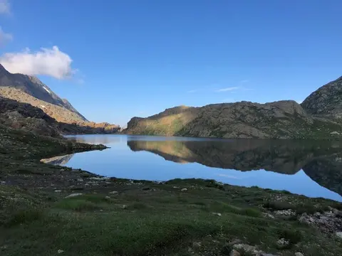 Il lago di Geisspfad con le montagne riflesse