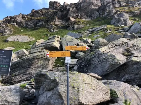 I cartelli svizzeri al lago di Geisspfad