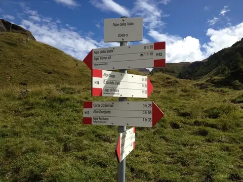 Il palo segnaletico dell'alpe della Valle