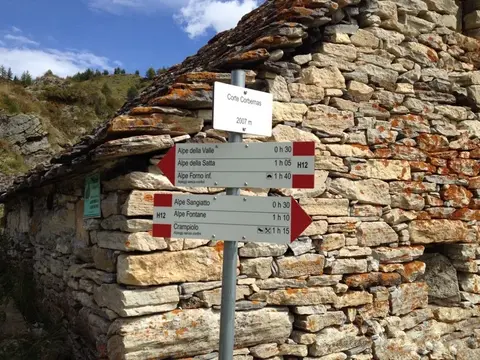 I cartelli su una baita in pietra di Corte Cobernas