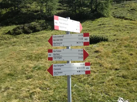 Il palo segnaletico dell'alpe Sangiatto
