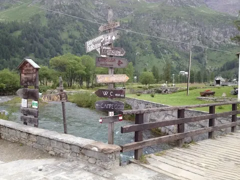 I cartelli sul ponte di legno all'alpe Devero