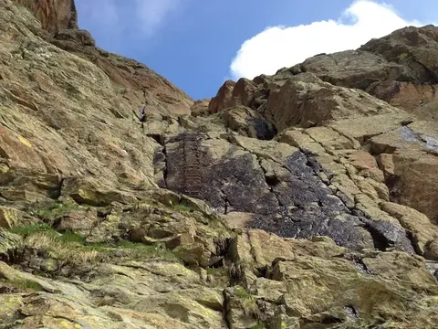 La placca di roccia sotto il passo