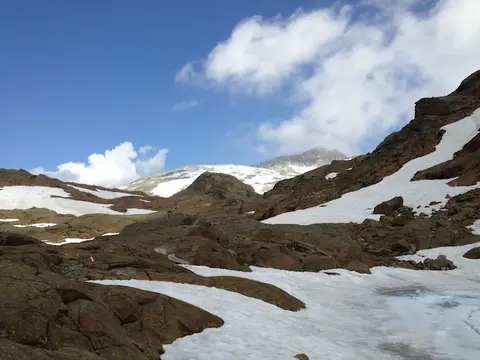 Nevai sul pianoro sotto il passo