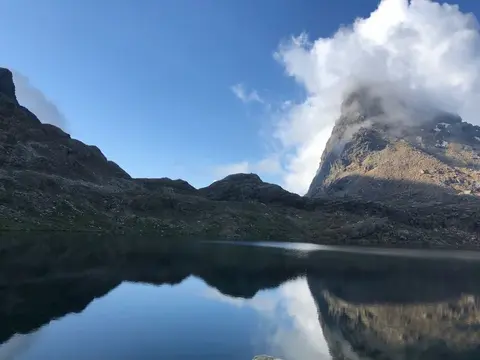 Un laghetto sotto il passo della Rossa