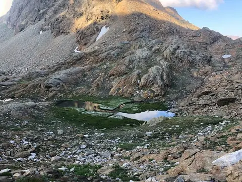 La conca sotto il passo con un nevaio