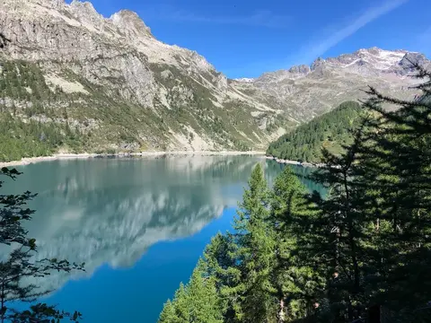 Il lago di Devero tra le montagne