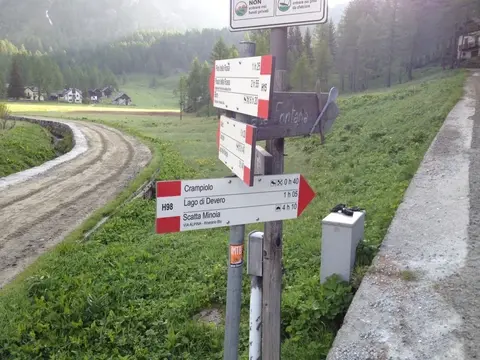 I cartelli del sentiero lungo la strada per Crampiolo