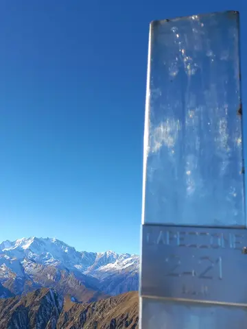 Il cippo di vetta con il Monte Rosa sullo sfondo