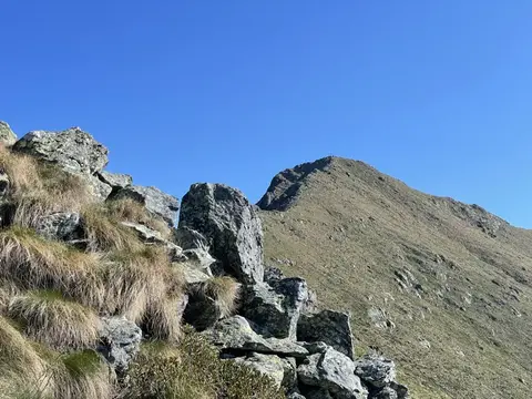La cresta rocciosa verso la cima