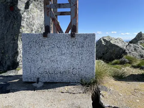 La targa della cima Scaravini posata dai cacciatori nel 1986