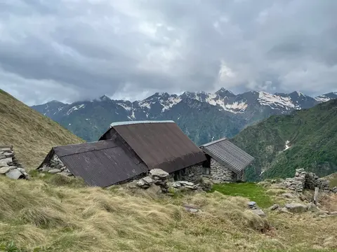 Le baite dell'alpe Campo sotto le cime