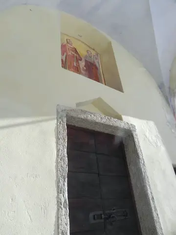 Il portale affrescato di un oratorio