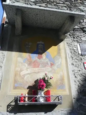 Un'edicola votiva con la Madonna di Re