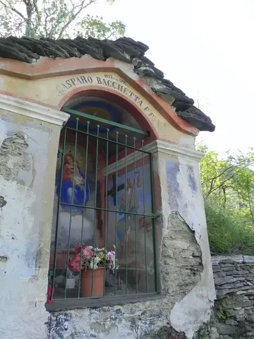Una cappella affrescata lungo la via