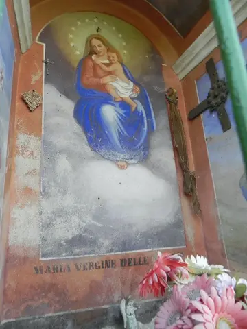 La Madonna con Bambino in una cappella