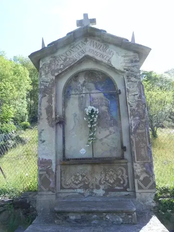 Un pilone votivo decorato