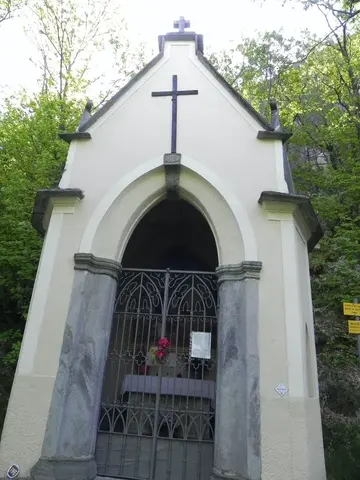 Una cappella con la croce