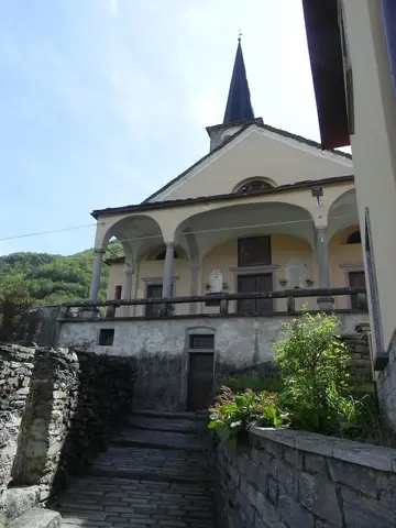 La chiesa con il portico