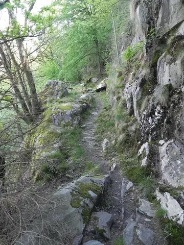 La strada romana tra le rocce