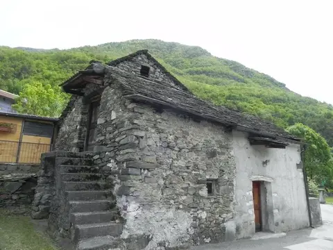 Una casa in pietra con la scala esterna