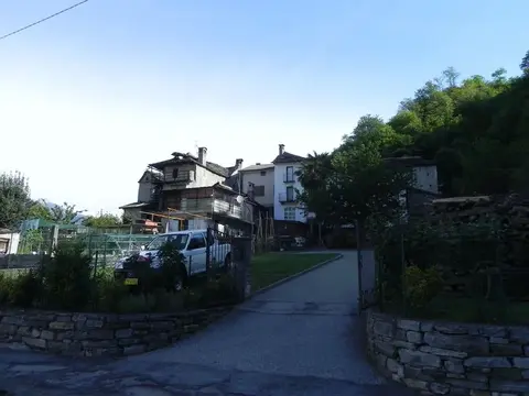 La strada tra le case di Cuzzego