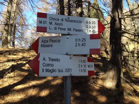 I cartelli per la croce di Rovareccio e il monte Alom