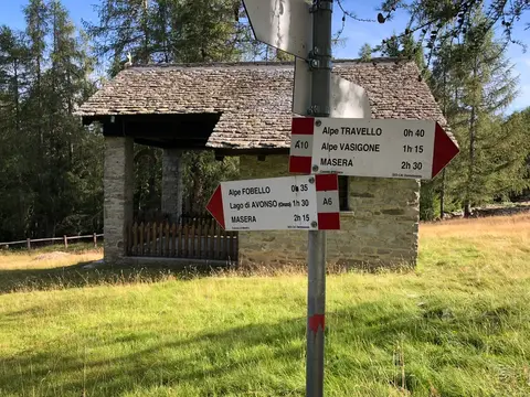I cartelli accanto alla chiesetta dell'alpe Pescia