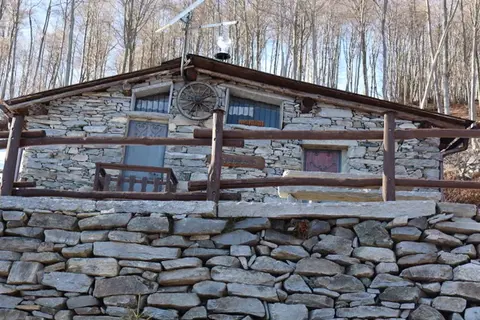 Il rifugio in pietra con la terrazza
