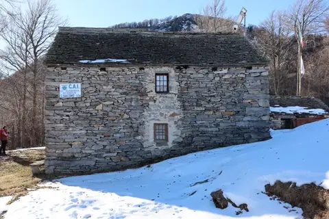 Il rifugio CAI nella neve