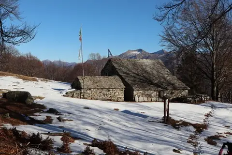 Le baite dell'alpe nella neve