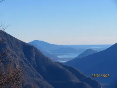 Il lago Maggiore in lontananza