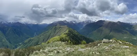 La cresta erbosa e le montagne