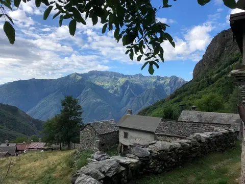 Le baite e i muri a secco di un alpeggio