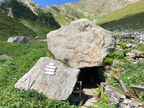 Un grande masso con i segni bianco-rossi all'alpe Preia