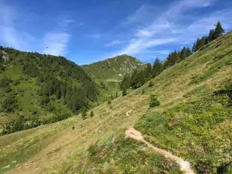 Il sentiero verso l'alpe Laghetto