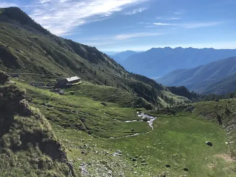 Il rifugio dell'alpe Laghetto nella valle