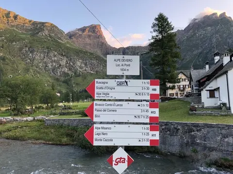 I cartelli dell'alpe Devero accanto al torrente