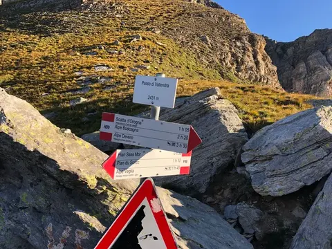 I cartelli del passo di Valtendra tra le rocce