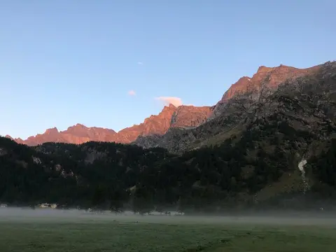 La piana dell'alpe Devero all'alba con la nebbia