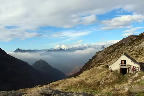 Una baita dell'alpe Scaredi sopra le nuvole