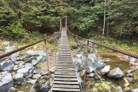 La passerella sospesa sul torrente