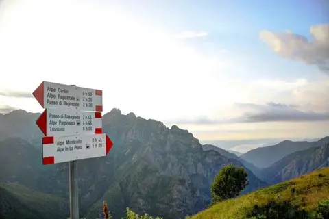 I cartelli con le montagne della Val Grande