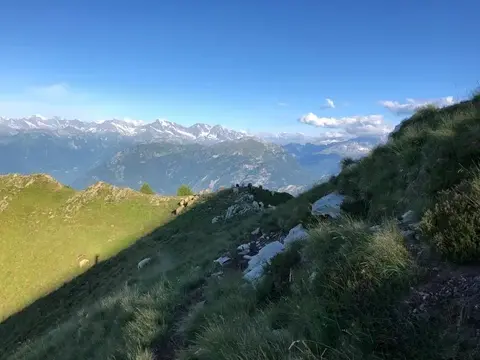 La cresta erbosa e le Alpi