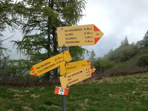 I cartelli del colle del Pianino per l'alpe Saudera e la cima Camughera
