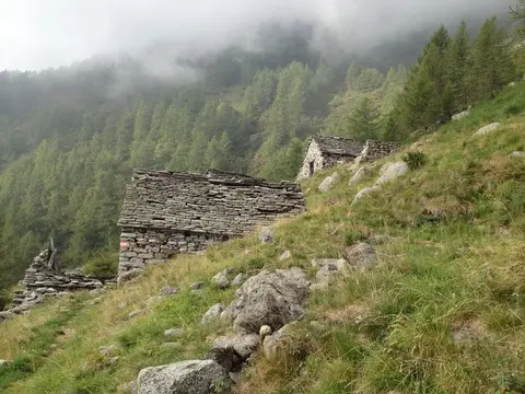 I ruderi dell'alpe Oriaccia nella nebbia