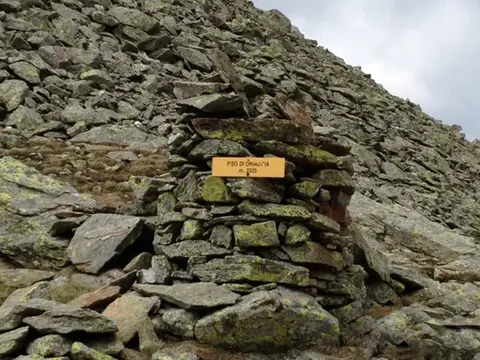 Il cartello del passo di Oriaccia su un ometto di pietre